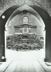 Millbank Prison: Kapelle durch Torbogen, 1885
