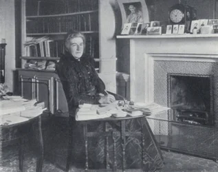 Mrs Humphry Ward in ihrem Arbeitszimmer
