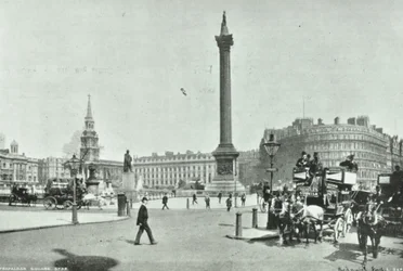 Nelsonsäule, Trafalgar Square, Westminster LB: Blick von der Cockspur Street nach Nordwesten, 1898