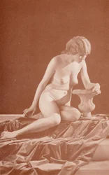 Nudistische Kunst: Die Urne