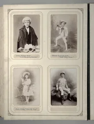 Seite aus einem Souveniralbum des Juvenile Fancy Dress Ball, Leeds