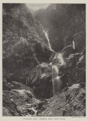 Malerisches Indien, Wasserfall unterhalb des Pindri-Gletschers