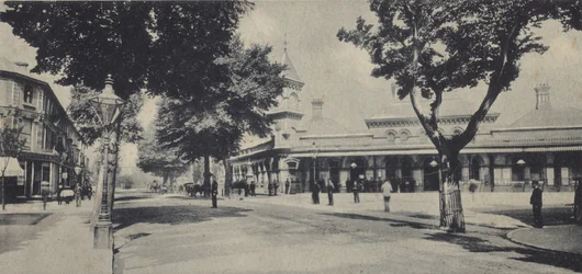 Bahnhof und Terminus Road in Eastbourne