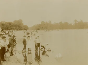 Round Pond, Kensington Gardens, London