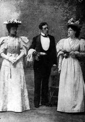 Szene aus einer Aufführung von „Bunbury oder Ernst sein ist alles“ von Oscar Wilde (1854-1900) im St. James