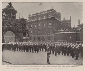 Die kanadische Krönungskontingent feiert den Dominion Day in London, die Truppen am kanadischen Bogen in Whitehall