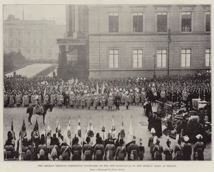 Der deutsche Kaiser überreicht Standarten an die neuen Bataillone der deutschen Armee in Berlin
