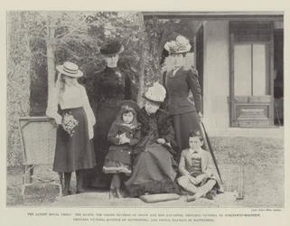 Die neueste königliche Gruppe, die Königin, die Großherzogin von Hessen und ihre Tochter, Prinzessin Victoria von Schleswig-Holstein, Prinzessin Victoria, Eugenie von Battenberg und Prinz Maurice von Battenberg