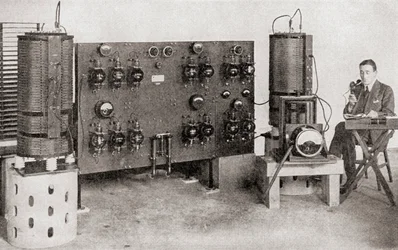 Der erste Rundfunksender, der in Großbritannien betrieben wurde, installiert in den Marconi-Werken, Chelmsford, 1919 und 1920, aus Die Geschichte von fünfundzwanzig Jahren, veröffentlicht 1935