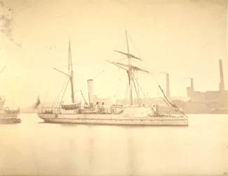 Die Steuerbordseite des Kanonenboots "Delta" im Fluss Tyne, ca. 1876