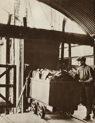 Schieferwanne erreicht die Oberfläche einer Ölschiefermine in West Calder, Schottland