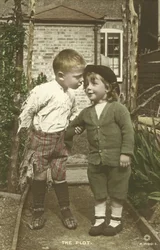 Zwei kleine Jungen schmieden Pläne