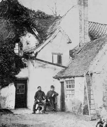 Zwei Männer vor Enfield Cottage, ca. 1890