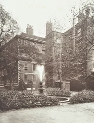 Ansicht des Brunnens im Middle Temple Fountain Court, London, 1884