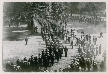 Freiwillige in den Temple Gardens