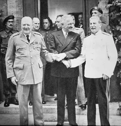 Winston Churchill (1874-1965), Präsident Truman (1884-1972) und Joseph Stalin (1879-1953) reichen sich auf der Potsdamer Konferenz im Juli 1945 die Hand