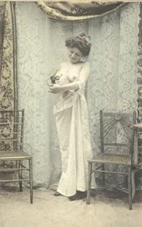 Frau mit einem Toby-Krug