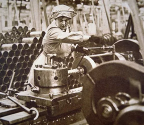 Arbeiterin in einer Munitionsfabrik in Großbritannien während des Ersten Weltkriegs