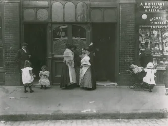 Frauen und Kinder vor einer Taverne in London