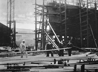 Frauen bei der Arbeit in einer Marinewerft