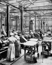 Frauen stellen hochexplosive Granaten her