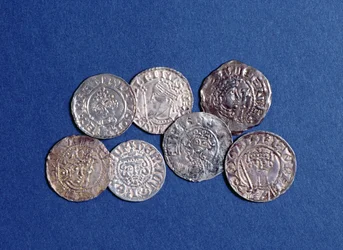 Eine Gruppe von normannischen und angevinischen Münzen, von König Wilhelm I. bis König Heinrich III. von England, 11.-13. Jahrhundert (Vorderseite)