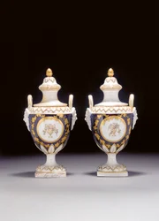 Ein Paar Chelsea-Derby-Vasen mit zwei Henkeln und zwei Deckeln, ca. 1775