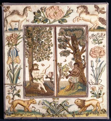 Ein Spiegel mit erhabener Stickerei, die einen primitiven Jäger mit Pfeil und Bogen sowie einen Mohren mit einem Papagei darstellt, der Rahmen mit einem Kamel, Pferd, Löwen, Leoparden, einer Rose, Iris und weiteren Blumen
