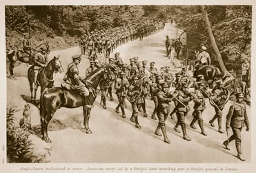 Anglo-Sächsische Brüderlichkeit in den Waffen: Amerikanische Truppen, angeführt von einer britischen Band, marschieren an einem britischen General in Frankreich vorbei, 1914-19