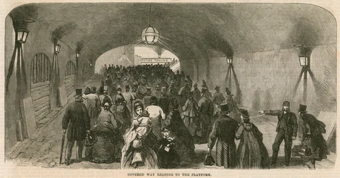 Charing Cross Station, London: Überdachter Weg zum Bahnsteig