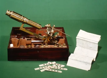 Kastenmikroskop mit Auswahl an Elfenbeinschiebern und Liste, ca. 1800