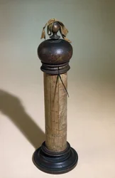 Säulensonnenuhr mit einer Figur des Heiligen Christophorus