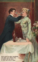 Paar stößt mit Gläsern an