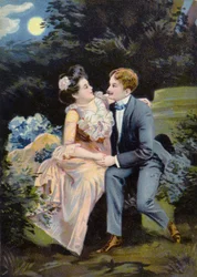 Paar sitzt im Mondlicht