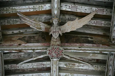 Ansicht eines der geschnitzten Holzengel im Kirchenschiff