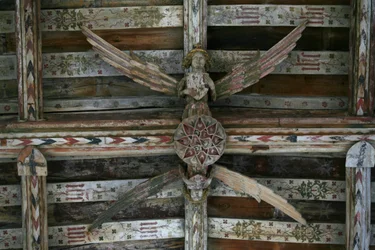 Ansicht eines der geschnitzten Holzengel im Kirchenschiff
