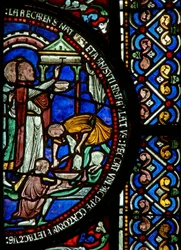 Detail aus dem Ostfenster der Dreifaltigkeitskapelle mit dem Passah und dem Tau-Zeichen