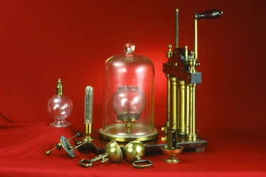 Doppelzylinder-Luftpumpe, geliefert mit verschiedenen Demonstrationsexperimenten einschließlich Meerschweinchen und Feder, Magdeburger Halbkugeln, Glocke im Vakuum und kollabierende Blase, ca. 1800