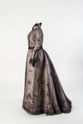 Kleid aus weißem und violettem Blumenseidensatin mit einer äußeren Schicht aus schwarzem Netz