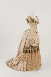 Abendkleid aus dunkelcremefarbener gerippter Seide
