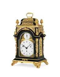 George III Ormolu-montierte ebonisierte Schlag- und Musik-Tischuhr von kleiner Größe, ca. 1765