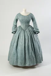 Hellblaues Seidenkleid mit Blumenmuster, geformtem spitzem Mieder und langen Ärmeln