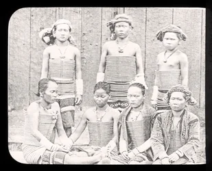Magische Laterne zeigt Frauen des Sea Dyas Stammes, Borneo um 1900