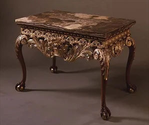 Tisch mit Marmorplatte und Kugel- und Klauenfüßen, ca. 1720