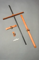 Moderne Nachbildung eines Kreuzstabs von Harriet Wynter Ltd.