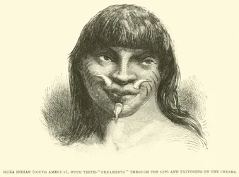 Mura-Indianer (Südamerika) mit Zahnornamenten durch die Lippen und Tätowierungen auf den Wangen