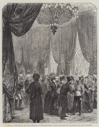 Eröffnung der Kolonial- und Indienausstellung in South Kensington, Warten auf die Ankunft der Königin im indischen Vestibül (Stich)