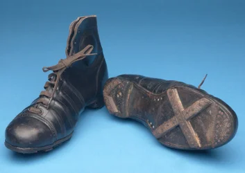 Paar Stiefel mit illegalen Stollen