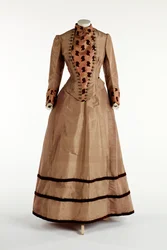 Blasses Pflaumenkleid, ca. 1885