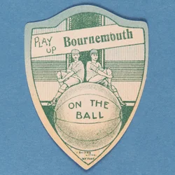 Spiel auf Bournemouth, Baines-Karte in Form eines Schildes und zwei Fußballspieler, die auf einem großen Fußball sitzen, 1888-89